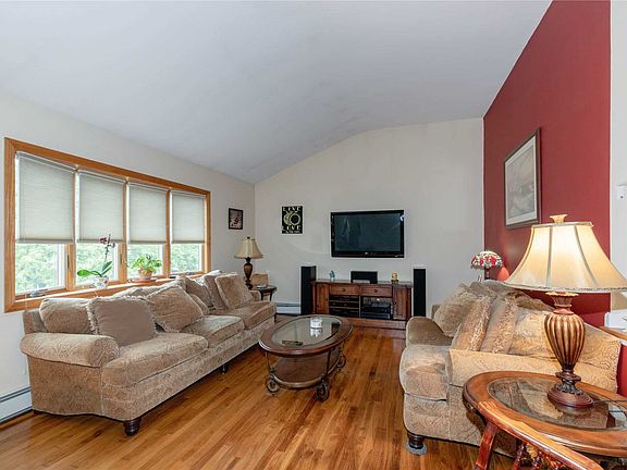 3rd image of 4 Cutchogue Ln
