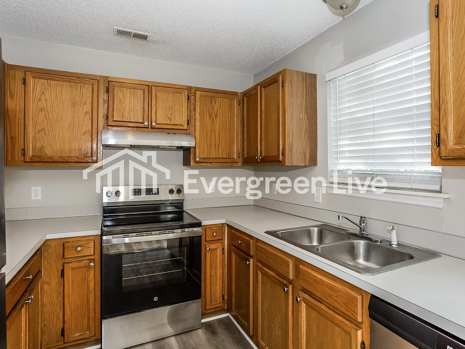 3 bed, 2.5 bath, 1483 sqft, $1,645 — Photo 2