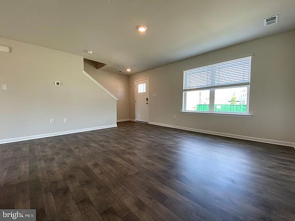 5th image of 427 Creekside Trl