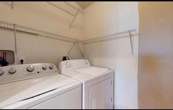 4th image of 402 NE 23rd Pl
