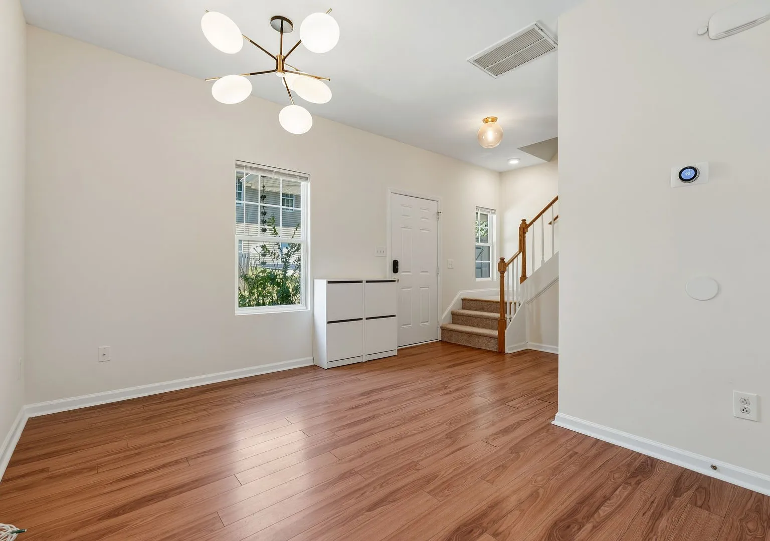 4 Bedroom unit near downtown! Fenced in patio/yard! — Photo 3