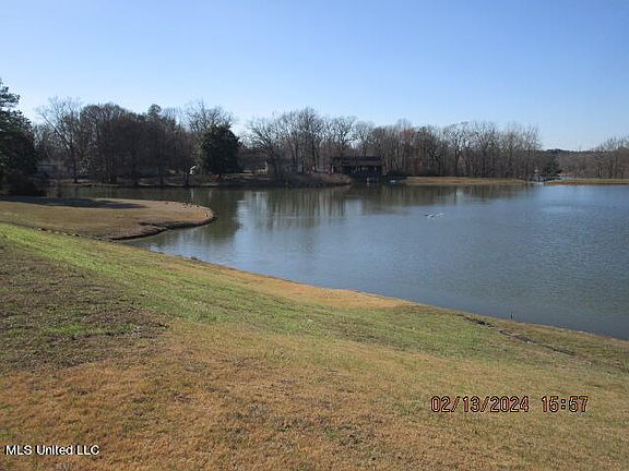 5th image of 328 Thunderbird Dr N
