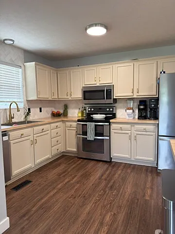 4 bed, 2.5 bath, 1950 sqft, $2,700 — Photo 4