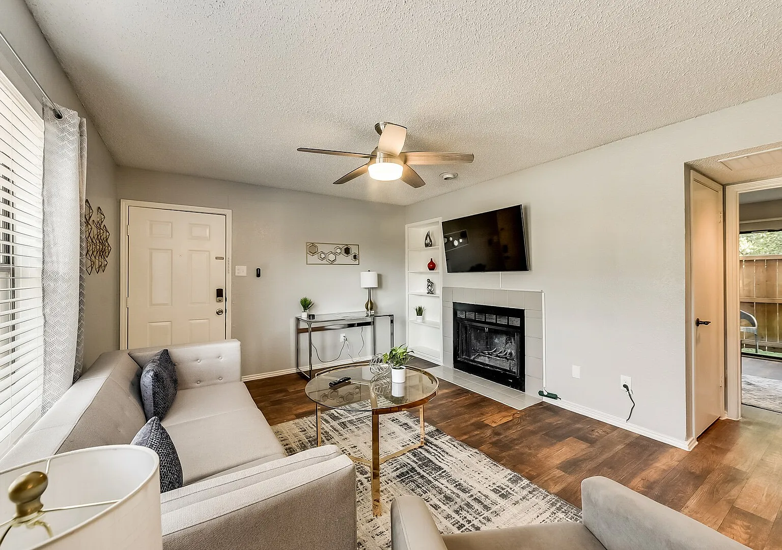 I45 World Cup Stay - 18 min to AT&T - Sleeps 2 - Public Transit — Photo 3