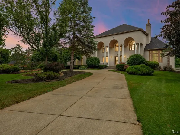 3965 Loch Bend Dr, Commerce Township, MI 48382