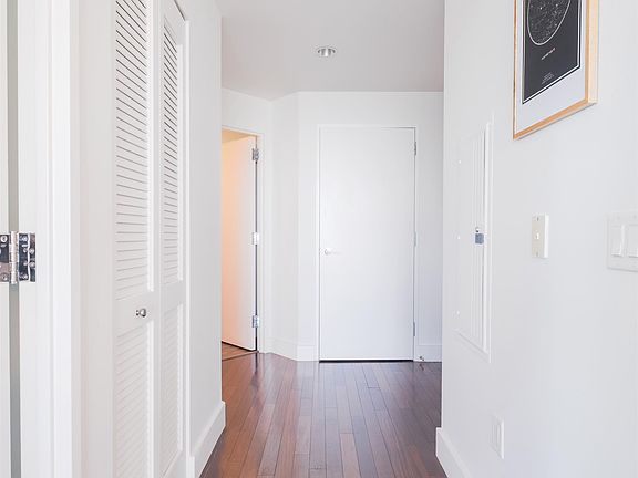 4th image of 77 Hudson St #Penthouse 4807