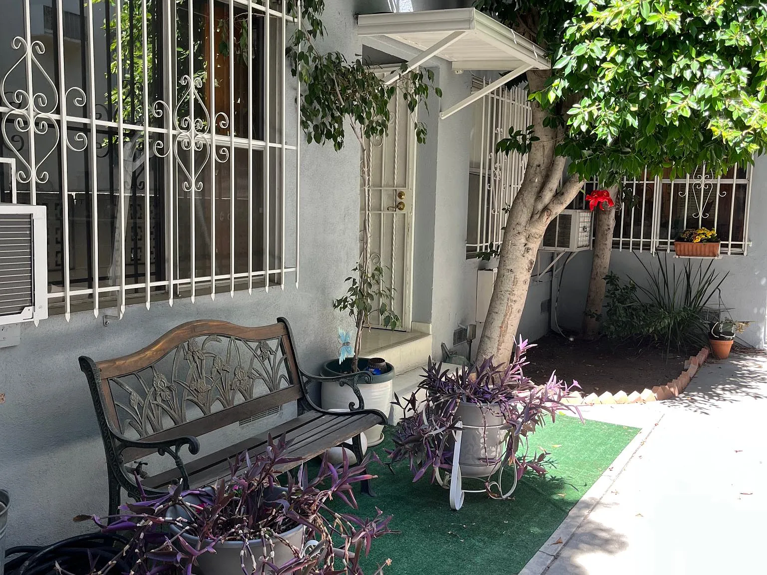 636 N Flores St — Photo 1