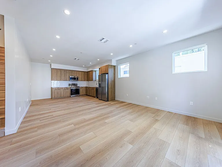 Rare Brand New Luxury Townhomes in Trendy Highland Park — Photo 16