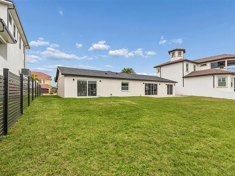 3921 Versailles Dr — Photo 26