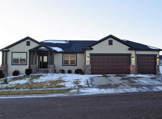 2655 Country Oak Dr, Dickinson, ND 58601