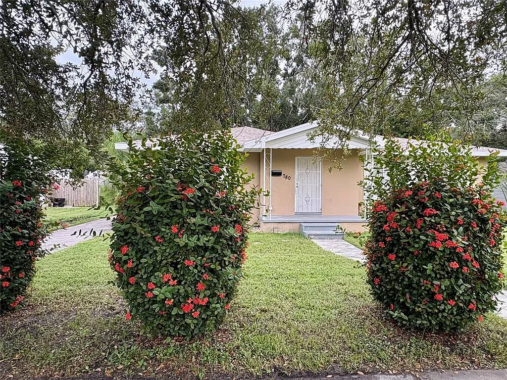 4 bed, 2.0 bath, 1201 sqft, $2,500 — Photo 2
