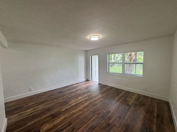 5th image of 1821 Thomas St #2
