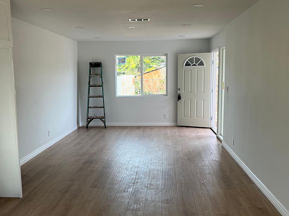4th image of 11619 1/2 Laurel Ave