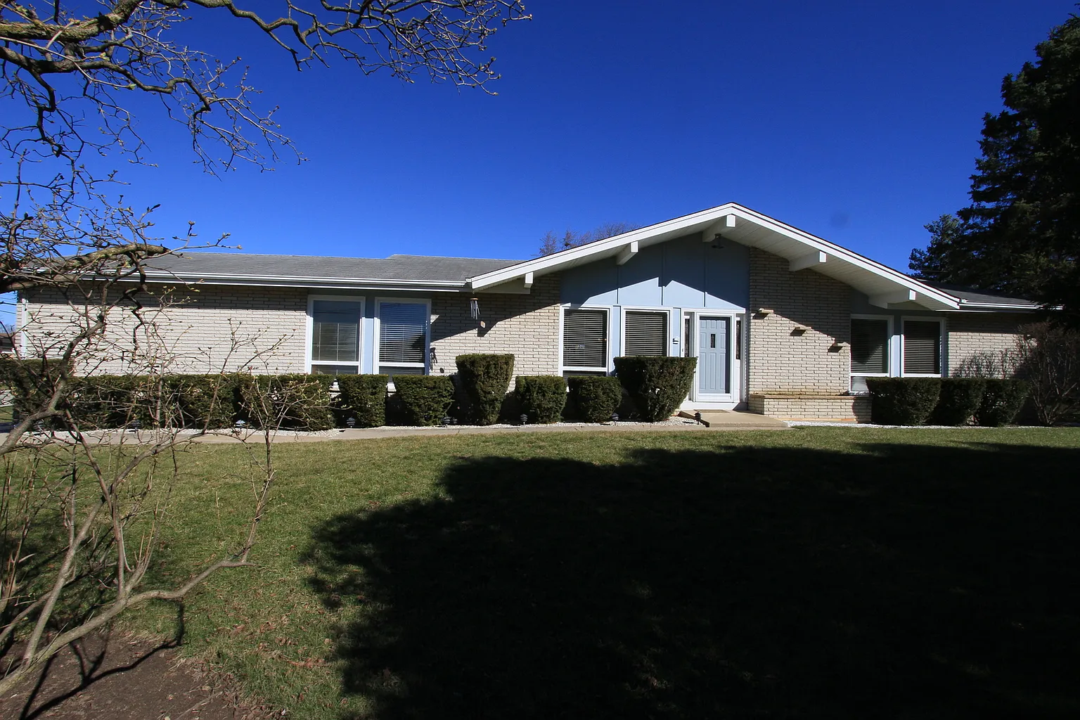 220 Bay Rd photo 1