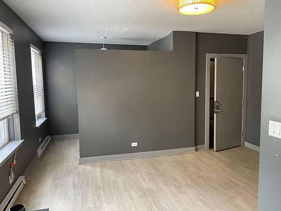 4th image of 944 W Montrose Ave #109-1