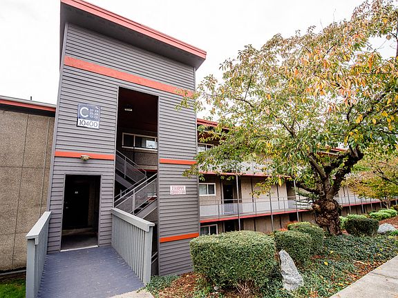 Renton Apartments - The Aviator Apartments - Front Exteriors