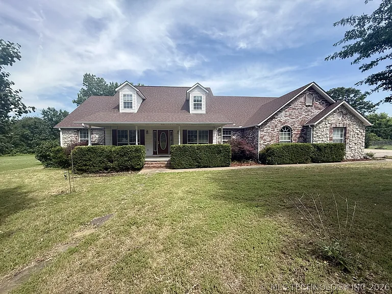 114 W Calista Dr — Photo 1