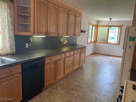 3rd image of 16075 Cypress Ave