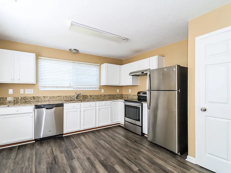 300 Creekview Dr — Photo 8