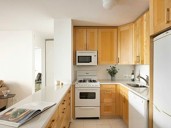 5th image of 130 W 67th St APT 8L