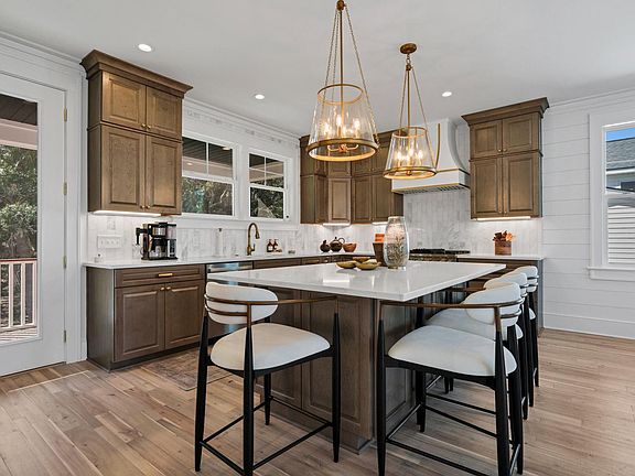 4th image of 42 Battery Park Rd