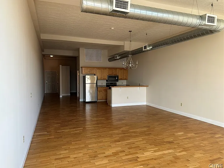 466 N Salina St #8 — Photo 3