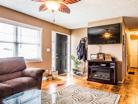 3rd image of 492 Karen Dr