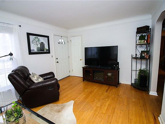 4th image of 33 Tudor Ave