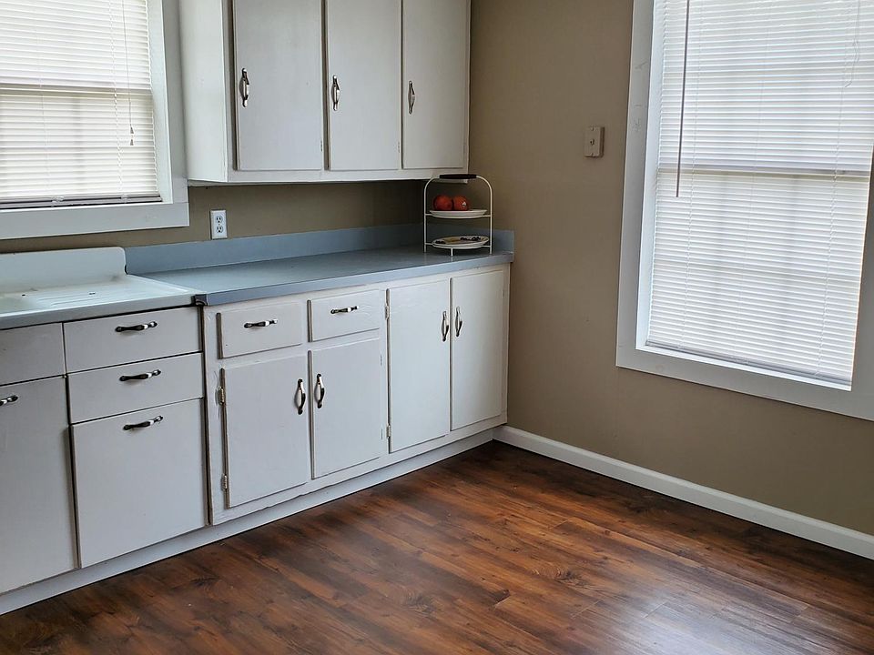 2nd image of 108 Vine St