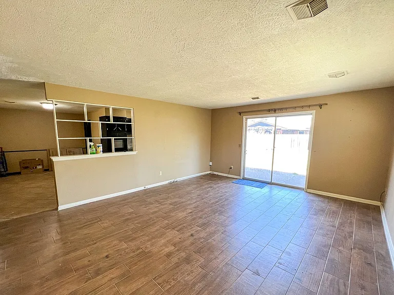 2737 Plymouth Ln — Photo 3