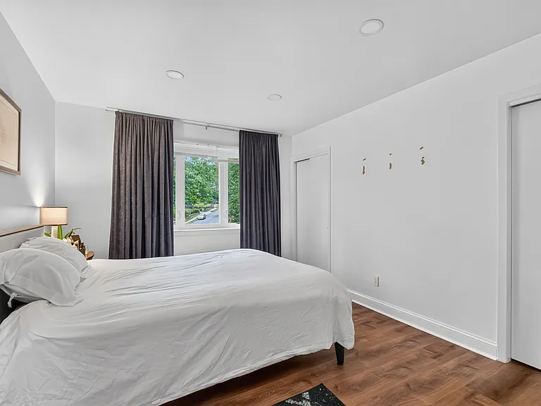1341 Pelhamdale Ave — Photo 16