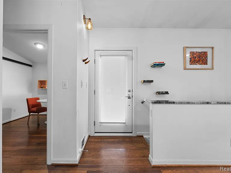 1085 Brooklawn Dr — Photo 7
