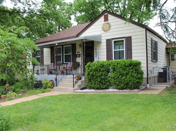 3430 Eastridge Ln, Saint Ann, MO 63074