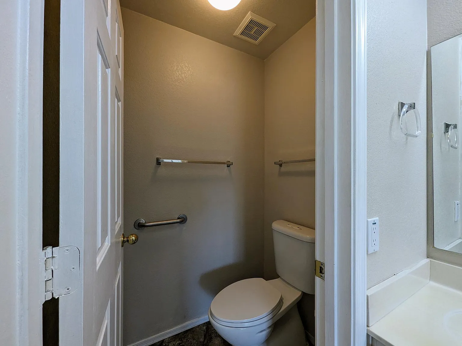 2 bed, 939 sqft, $1,998 — Photo 4