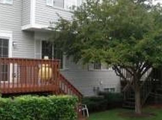 374 Sandhurst Ln, South Elgin, IL 60177