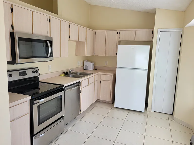 205 San Gabriel St — Photo 5