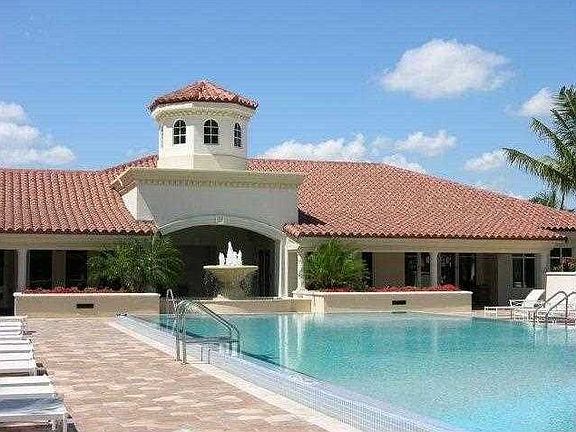 4th image of 19900 E Country Club Dr APT 910