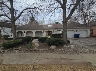2540 Queens Way, Glenview, IL 60062