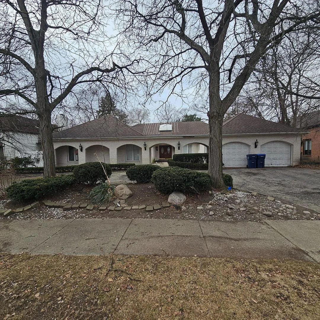 2540 Queens Way photo 1