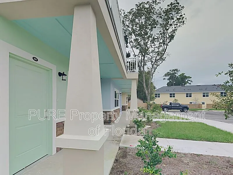 318 NE 7th Ter — Photo 3