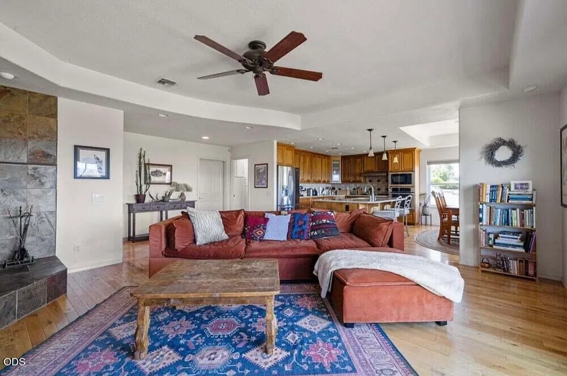 3 bed, 2.5 bath, 2228 sqft, $2,800 — Photo 3