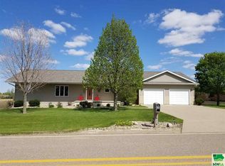 1304 Hayes Ave, Hull, IA 51239