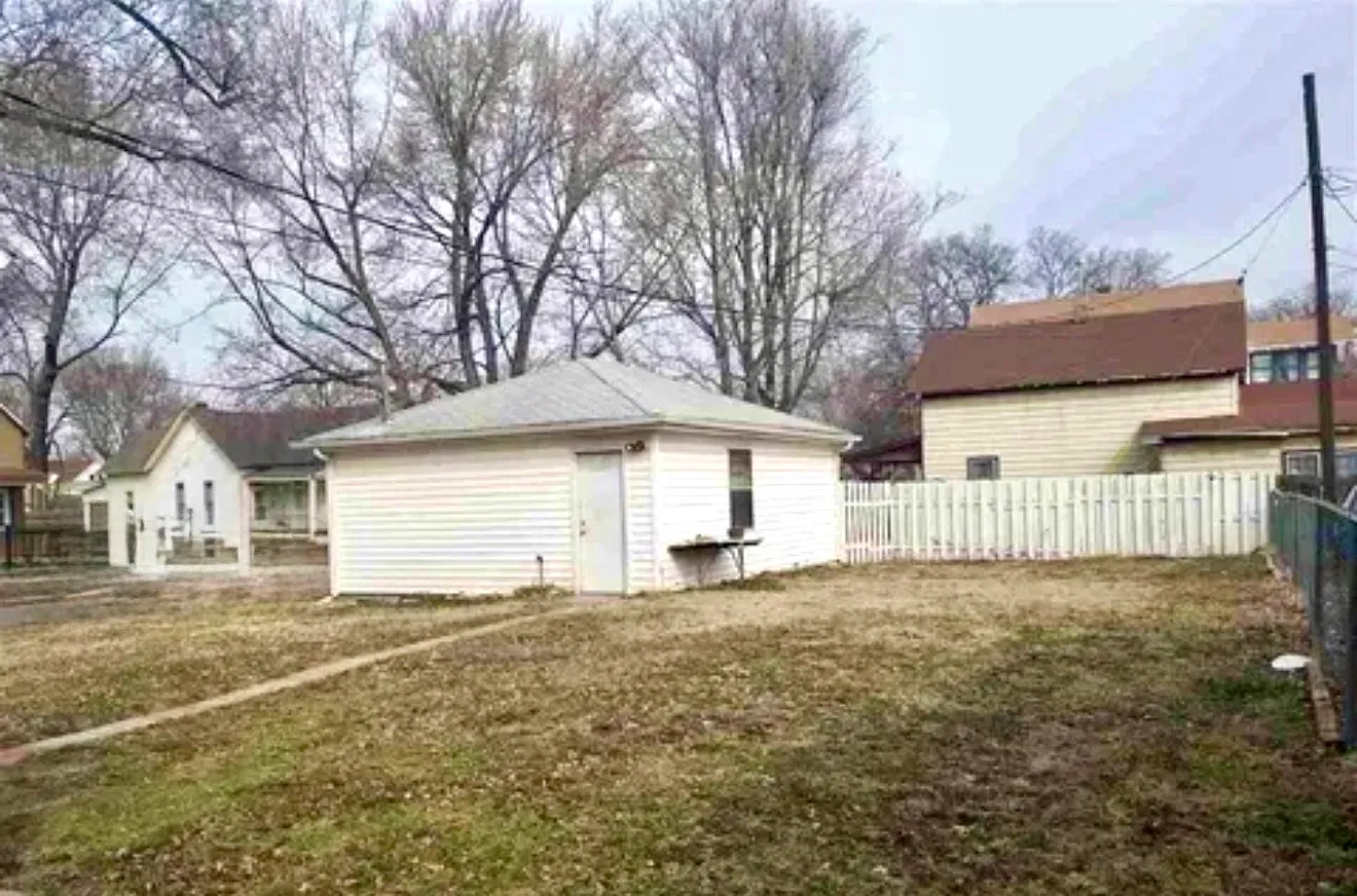 3 bed, 1.5 bath, 1221 sqft, $1,350 — Photo 3