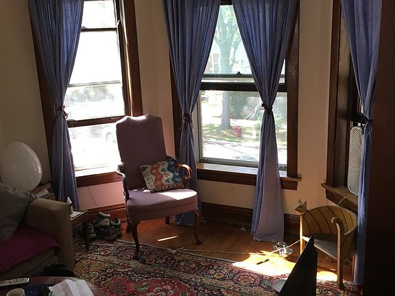West facing livingroom - 3 large windows