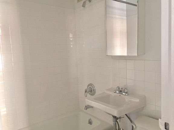 4th image of 200 W 81st St APT 33