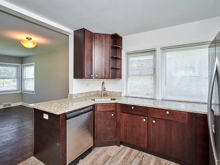 7810 E Prairie Rd — Photo 8