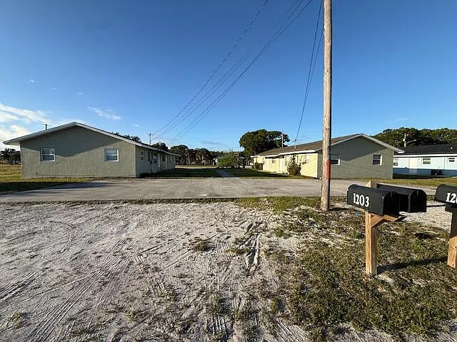 1205 Avenue K — Photo 3