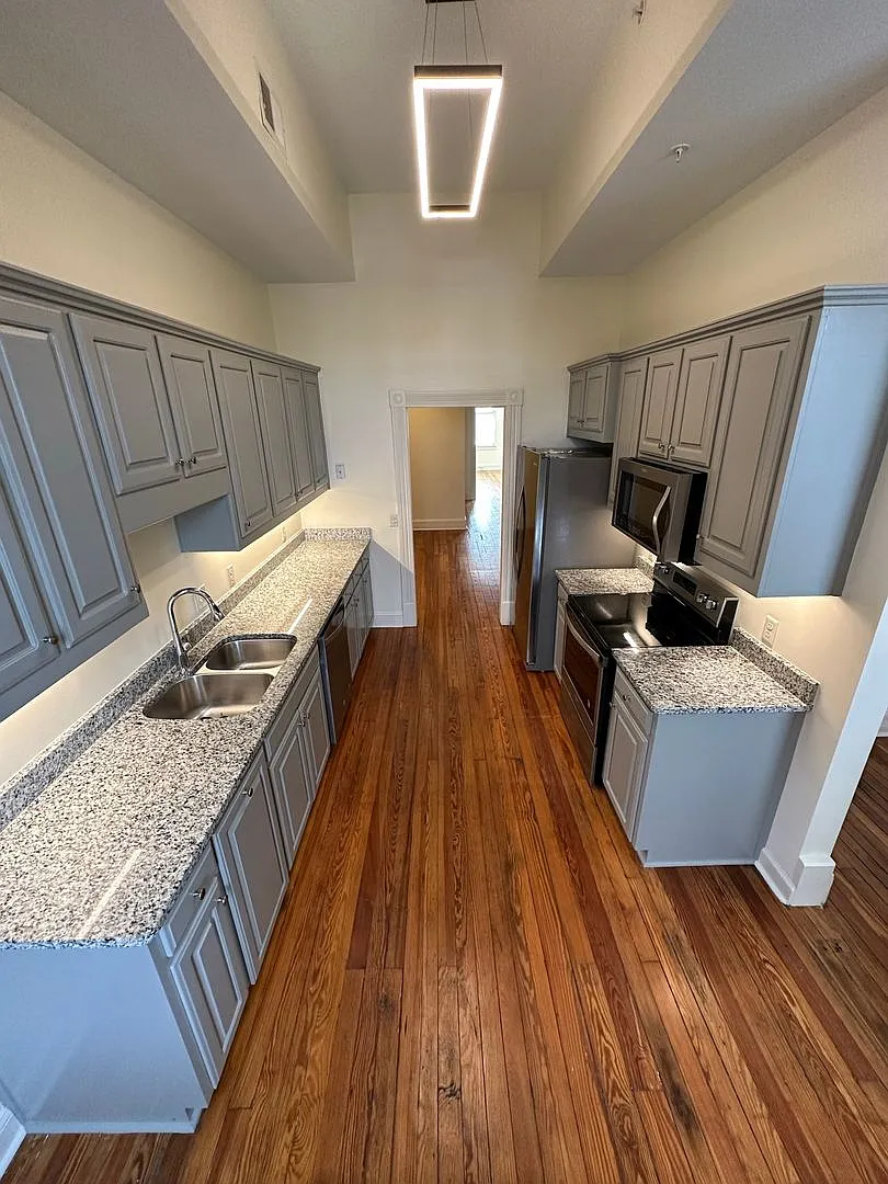 Spacious 3 Bedroom/3 Bathroom Townhome with Private Rooftop Deck — Photo 4