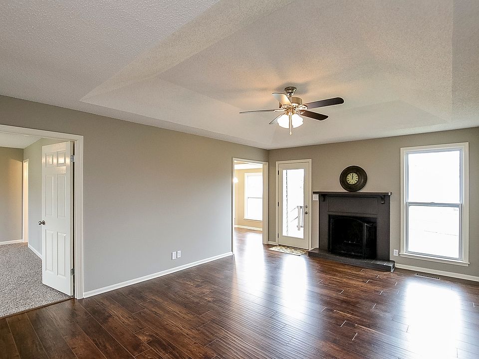 1st image of 828 Iris Ln