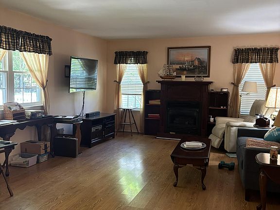 4th image of 8 Portsmouth Drive